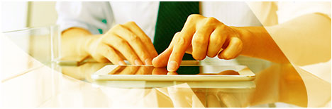 Profesionales revisando información en una tablet