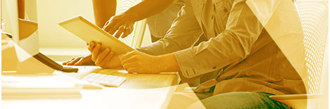 Profesionales utilizando herramientas digitales